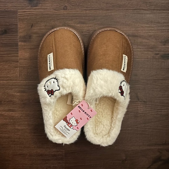 Hello Kitty Slippers ✿⋆｡˚ - Picture 3 of 4